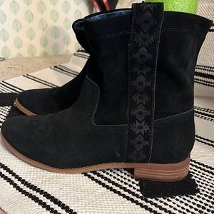 Tom’s  black boots